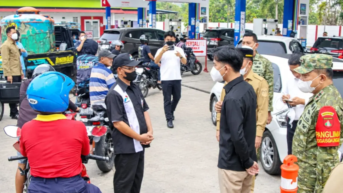 Wapres RI Gibran Rakabuming Raka didampingi Gubernur Kalteng H Agustiar Sabran saat mengecek layanan di SPBU.(Arief Prathama/Kalteng Pos)