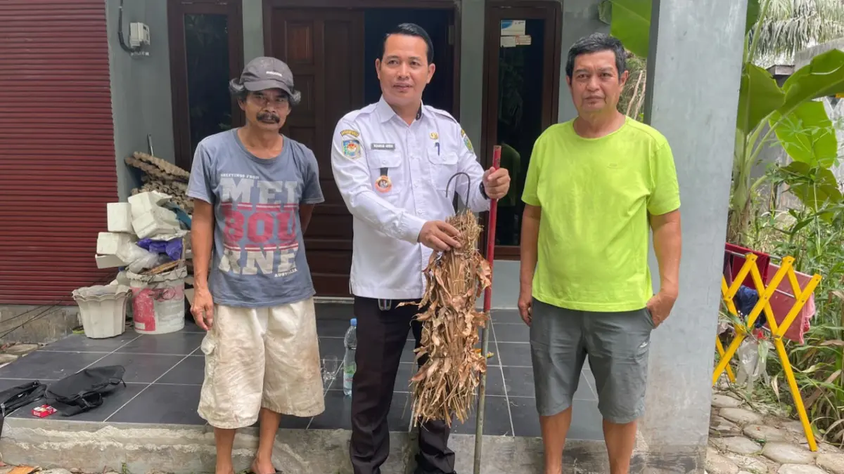 Lurah Langkai bersama warga yang menemukan gumpalan daun kering diduga pemantik api.(Rifqi/Kalteng Pos)