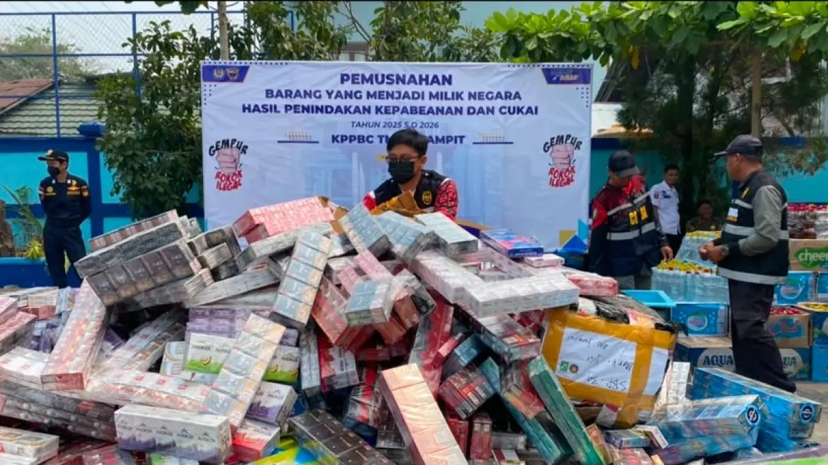 Pemusnahan rokok dan miras ilegal oleh Bea Cukai Sampit.(MiftahulIlma/kaltengpos.jawapos.com)