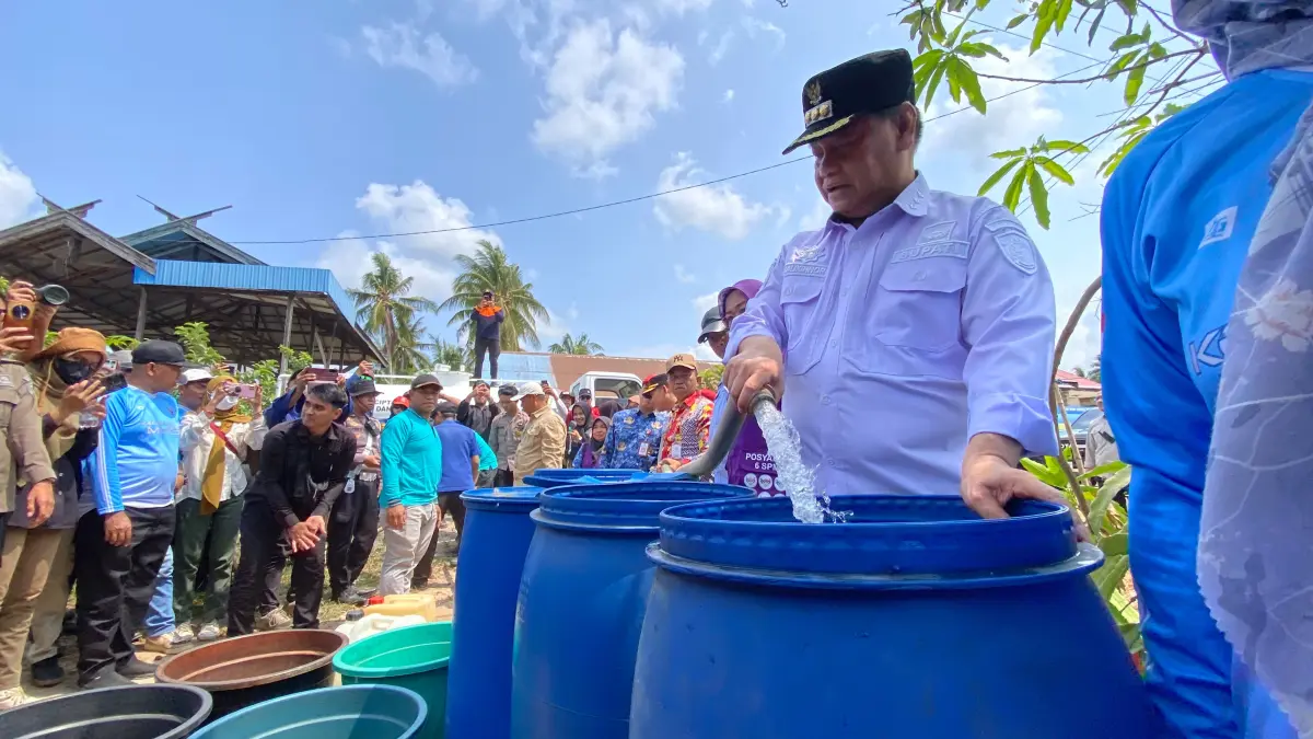 Bupati Kotim Halikinnor memimpin penyaluran air bersih.(Miftahul Ilma/kaltengpos.jawapos.com)