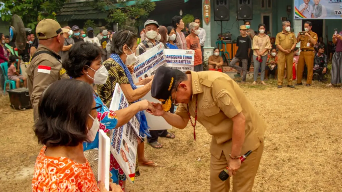 Gubernur Kalteng Agustiar Sabran membagikan bantuan kepada warga.(Arief Prathama/Kalteng Pos)