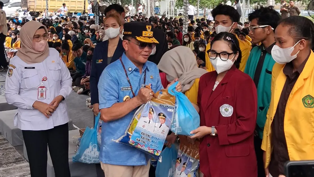 Mahasiswa di Palangka Raya dapat bantuan pangan dan uang.(Agus Pramono/kaltengpos.jawapos.com)