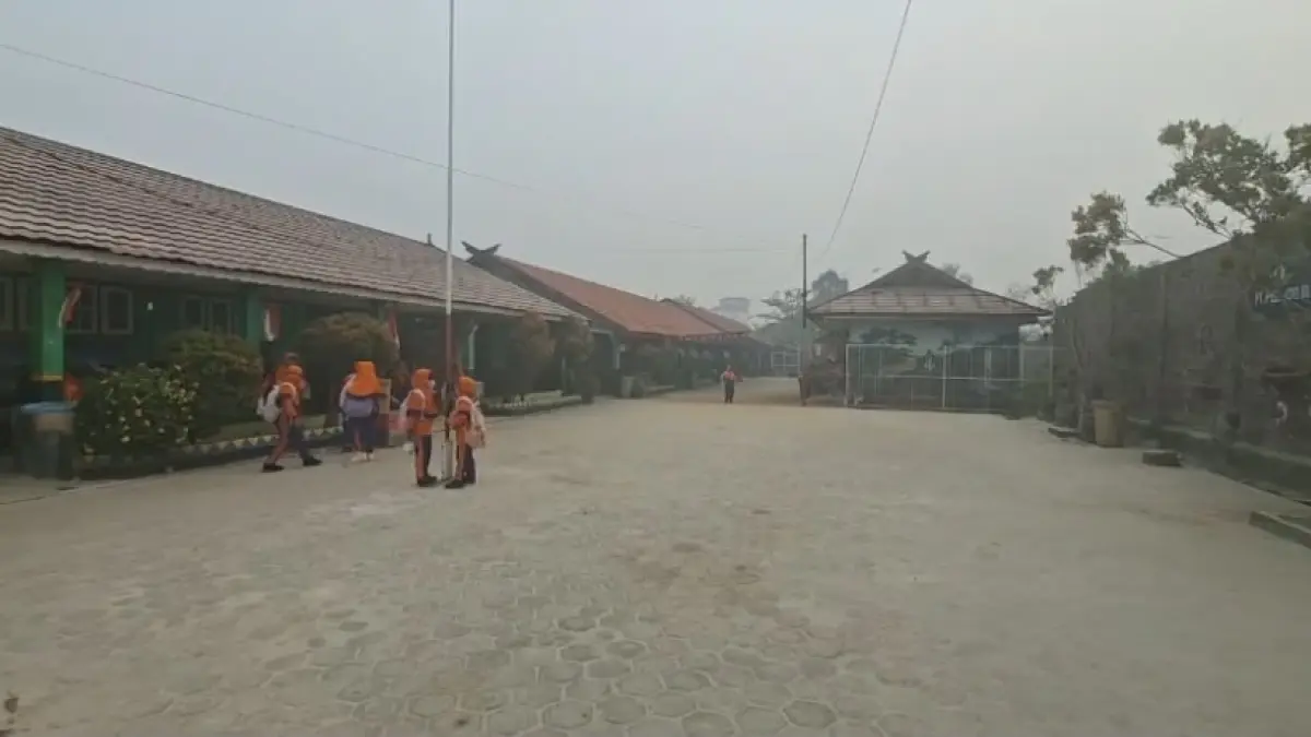 Aktivitas di sekolah dasar di Sampit terdampak kabut asap.(Miftahul Ilma/kaltengpos.jawapos.com)