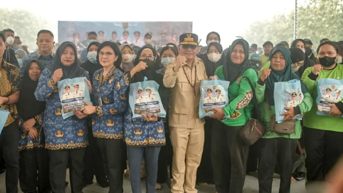 Gubernur Kalteng H Agustiar Sabran saat bersama peserta ASN penerima bantuan pangan terdampak karhutla.(Arief Prathama/Kalteng Pos)