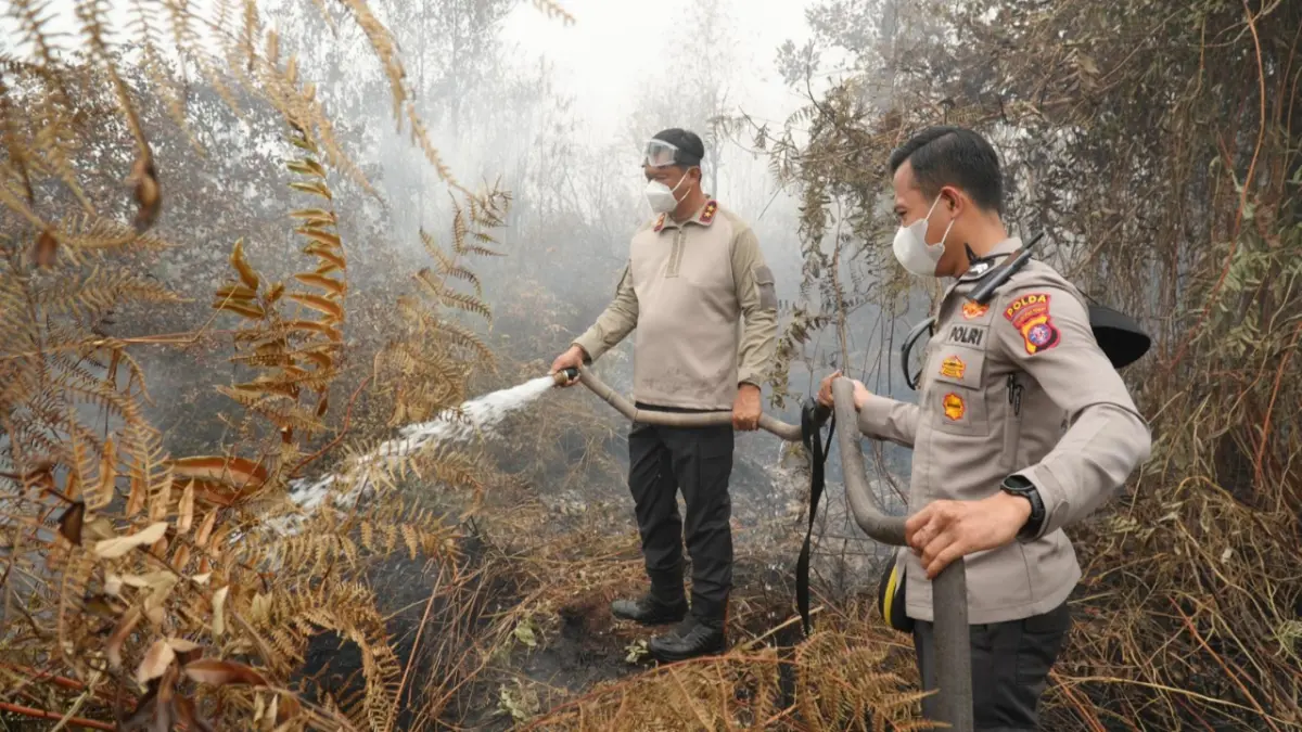 Pembasahan lahan dengan cairan X-Fire.(Humas)