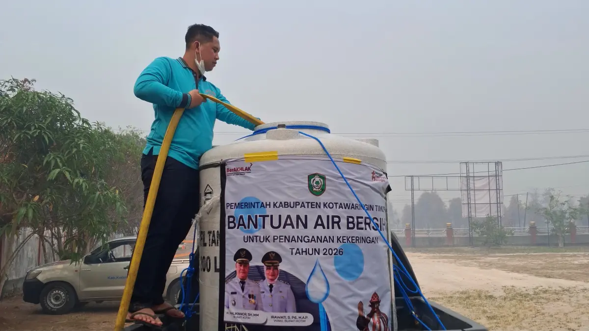 Pemuda Tani Kotim turut bantu salurkan air bersih.(Miftahul Ilma/kaltengpos.jawapos.com)