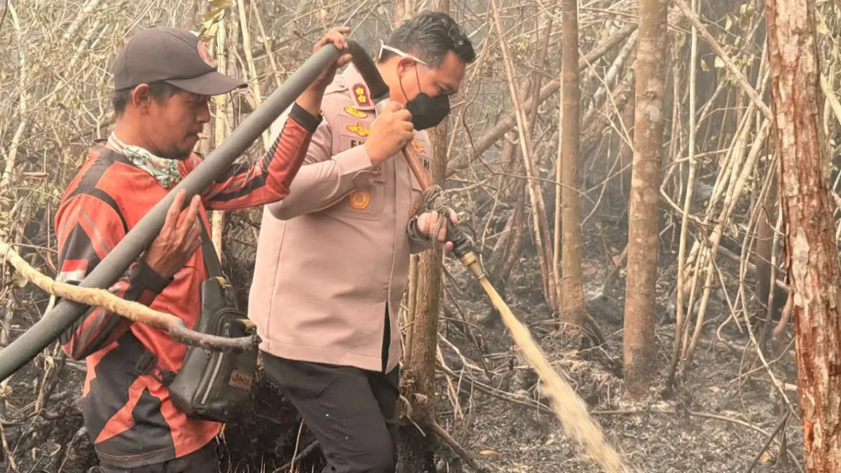 Kapolres Barsel AKBP Eko Mardianto memimpin pemadaman.(Humas)