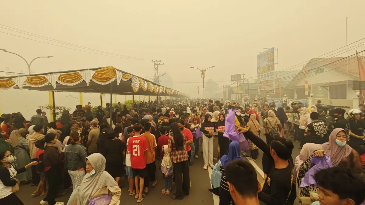 Menyambut Hari Jadi Kabupaten Barsel, sebanyak 56 ribu makanan gratis dibagikan. (Denar/Kalteng Pos)