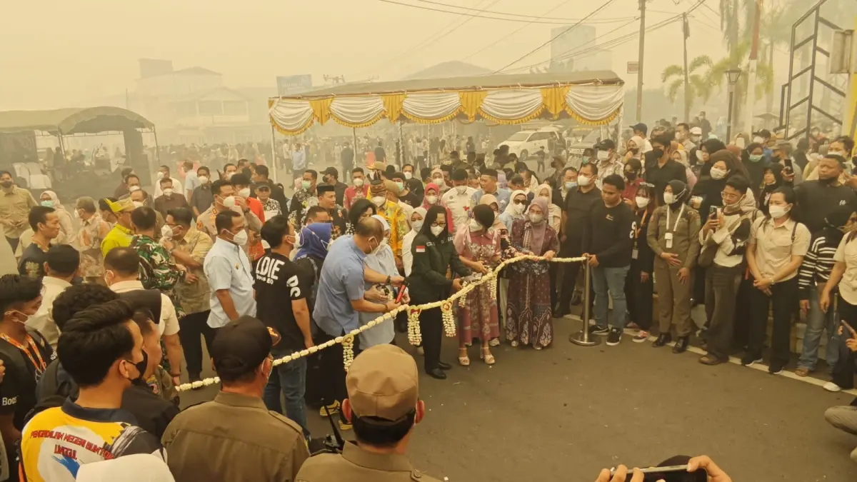 Menyambut Hari Jadi Kabupaten Barsel, sebanyak 56 ribu makanan gratis dibagikan.&nbsp;(Denar/Kalteng Pos)