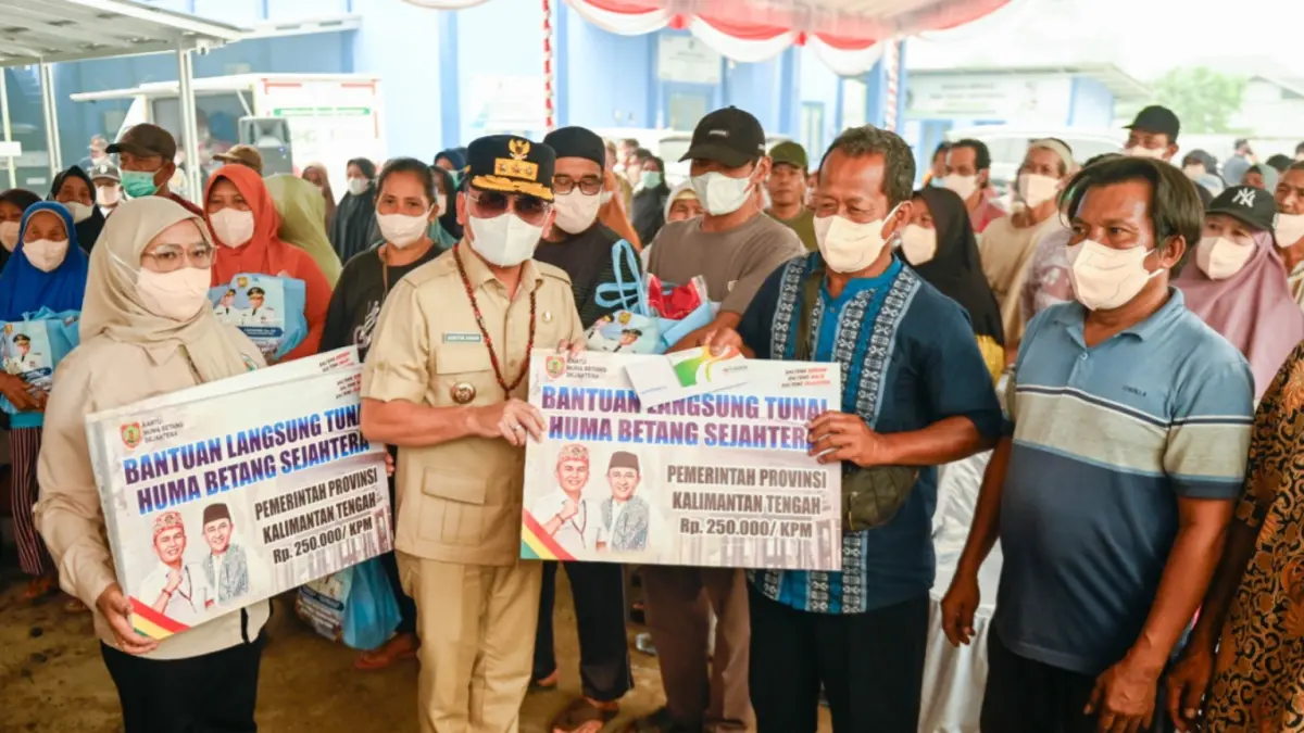 Gubernur Kalteng Agustiar Sabran saat memberikan paket sembako dan BLT melalui program KHBS di Kelurahan Kalampangan.(Arief Prathama/Kalteng Pos)
