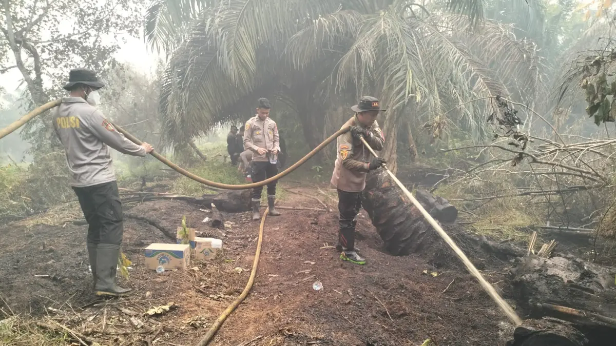 Kapolres Kotim AKBP I Kadek Dwi Yoga Sidhimantra  turut lakukan pemadaman karhutla di Pulau Hanaut.(Humas)