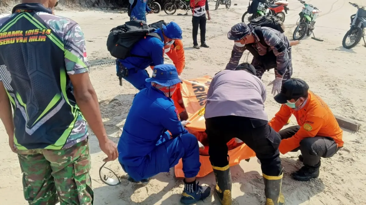 Petugas evakuasi sesosok mayat di Sungai Perlu.(Kades)