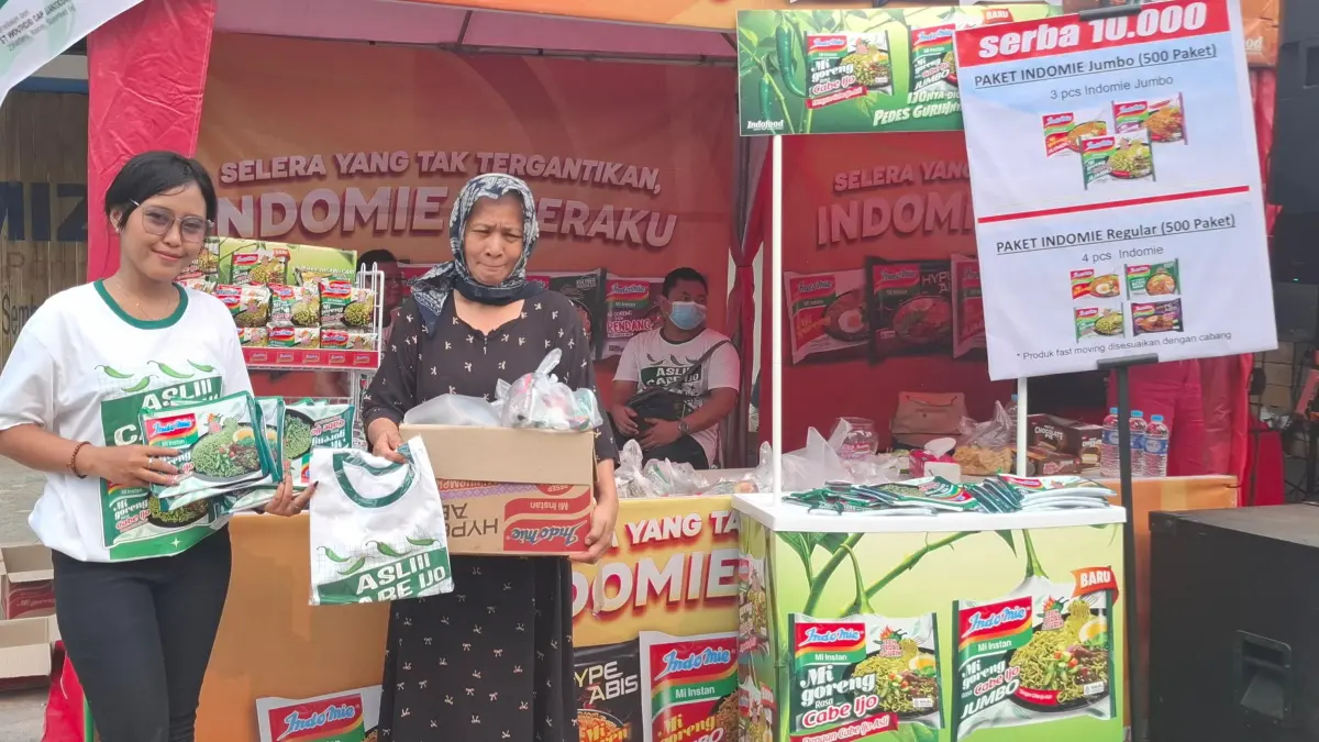 Warga beruntung dapat doorprize.