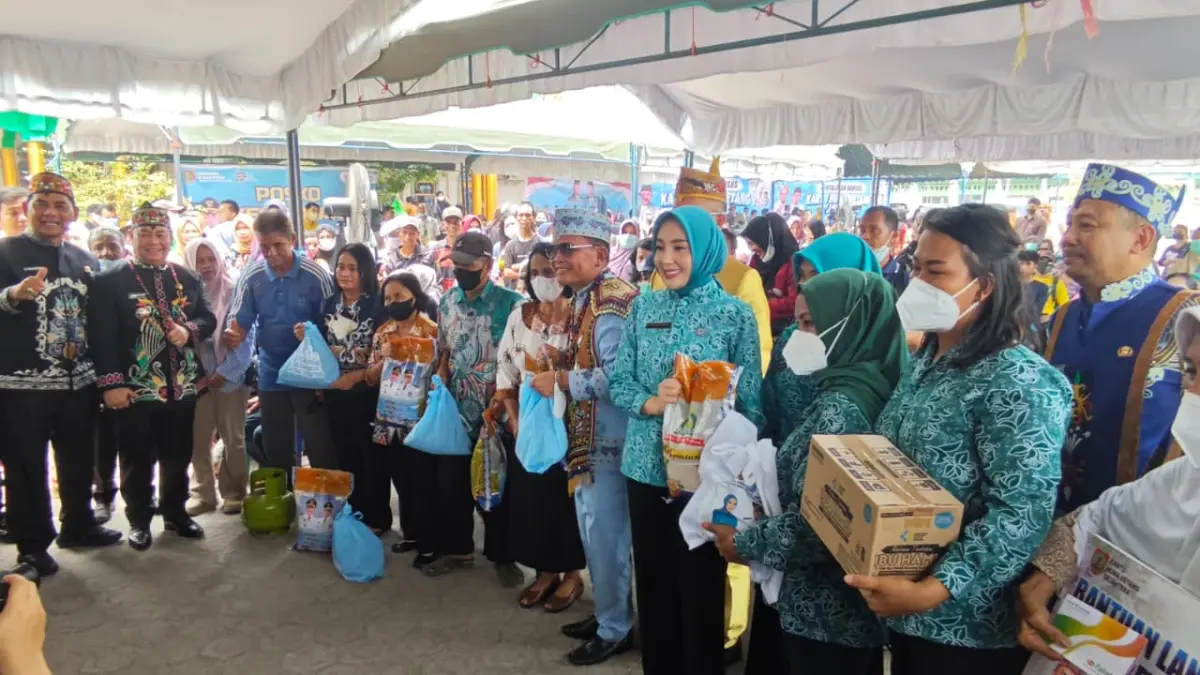 Gubernur Agustiar Sabran saat menyalurkan bantuan di Buntok.(Denar/Kalteng Pos)