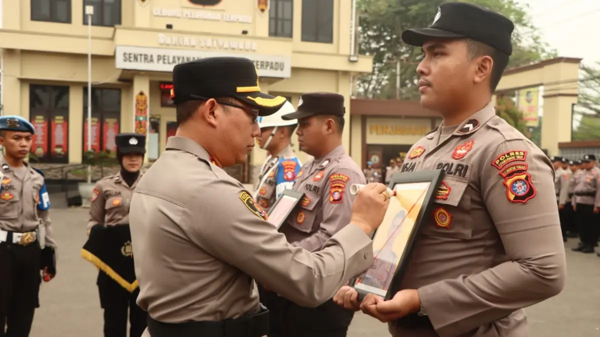 Kapolres Kotim AKBP I Kadek Dwi Yoga Sidhimantra memimpin upacara PTDH.(Humas)