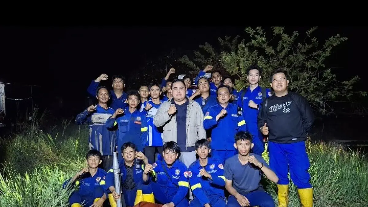 Anggota DPRD Kapuas H Abdullah bersama damkar saat meninjau lokasi karhutla di Kecamatan Kapuas Timur.(Dok Pribadi)