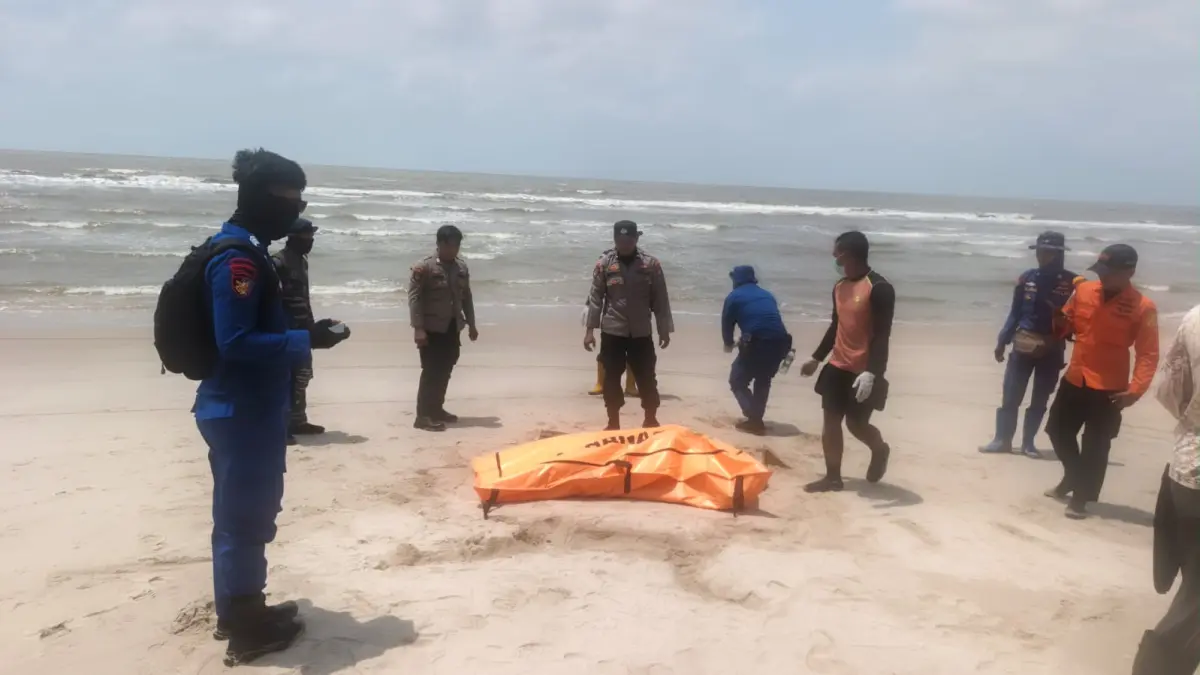 Evakuasi jenazah di pesisir Desa Sungai Perlu Seruyan.(Polisi)