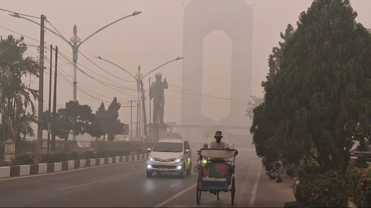 Kabut asap pekat di Palangka Raya.(Agus Pramono/kaltengpos.jawapos.com)