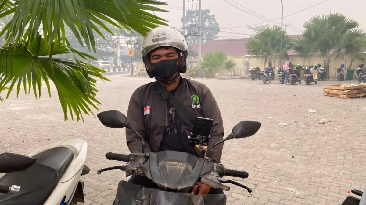 Ojol di Sampit terdampak  kabut asap.(Miftahul Ilma/kaltengpos.jawapos.com)