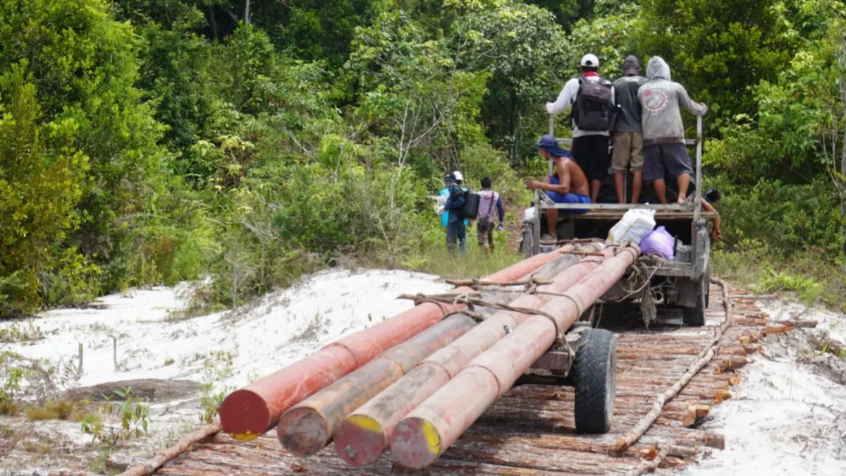 PLN UID Kalselteng membangun JTM di Kelurahan Mengkatip.(Humas PLN)