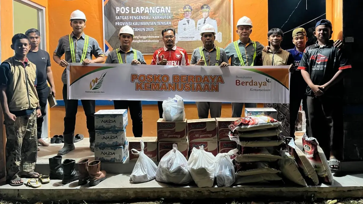 Posko berdaya kemanusiaan salurkan bantuan bagi petugas dan relawan di Pos Lapangan Satgas Pengendalian Karhutla Kecamatan Kotawaringin Lama.(Humas)