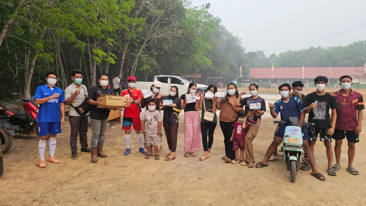 Posko berdaya kemanusiaan salurkan bantuan dan perlindungan ke masyarakat melalui pembagian masker di sejumlah desa. (Humas)