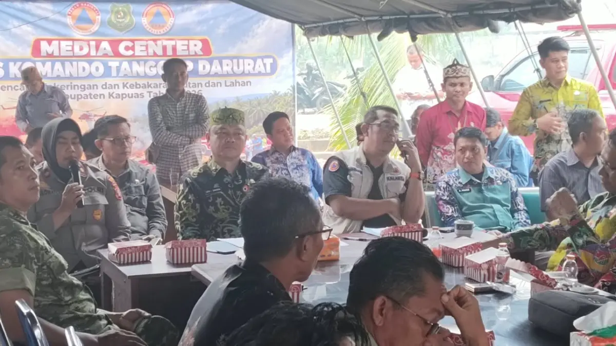 Sekda Kapuas Dr Usis I Sangkai mempinpin rapat di Posko Induk Karhutla, Kamis (24/9/2026).