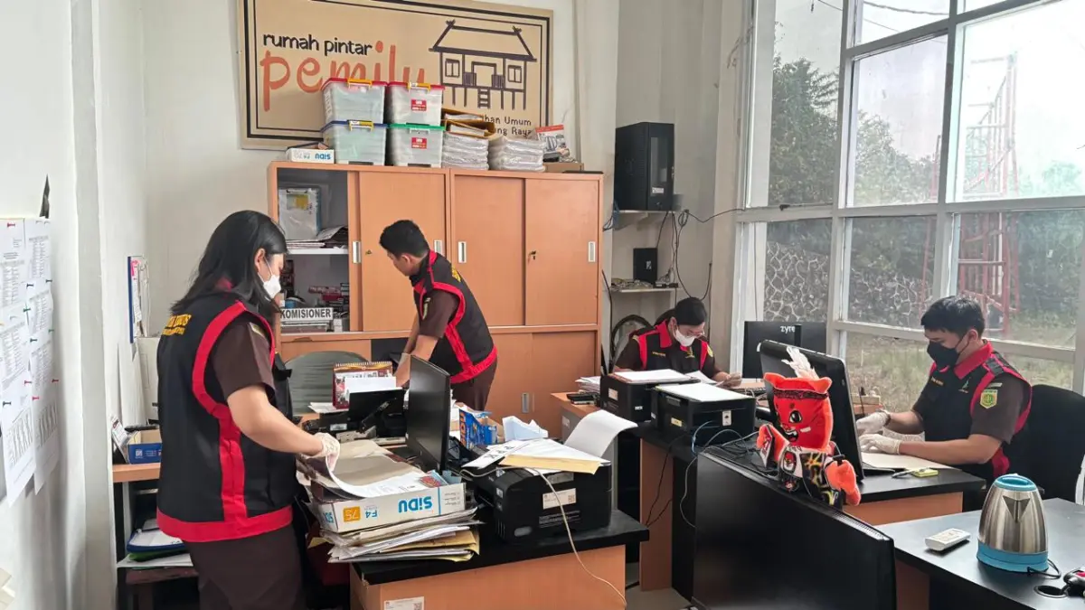 Penyidik Kejari Murung Raya melakukan penggeledahan di Kantor KPU.(Kejaksaan)