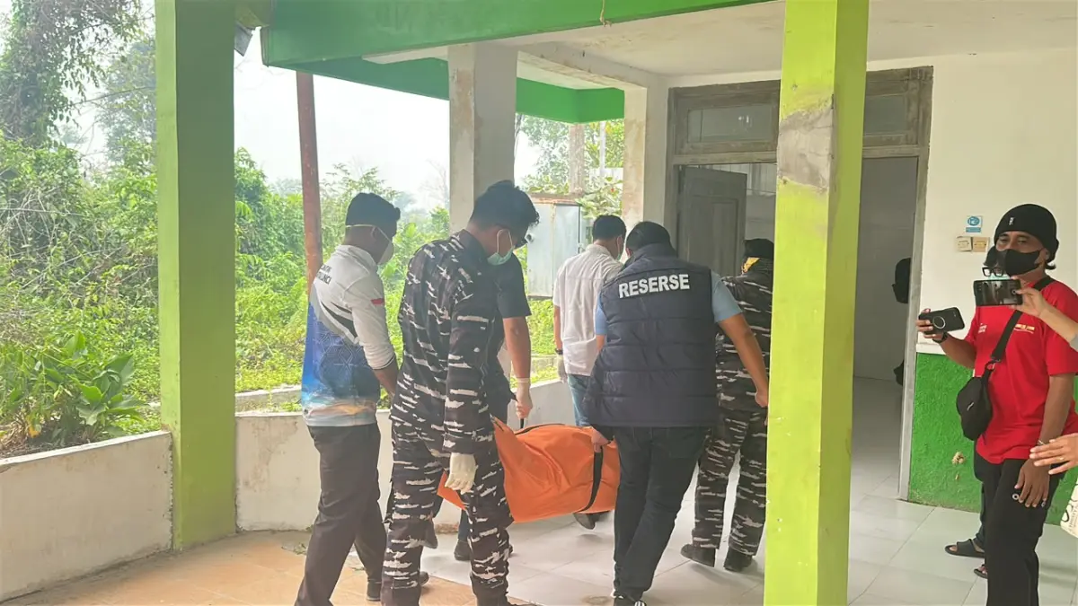 Perugas evakuasi jasad diduga korban KM Virgo Transport 8.(SAR)