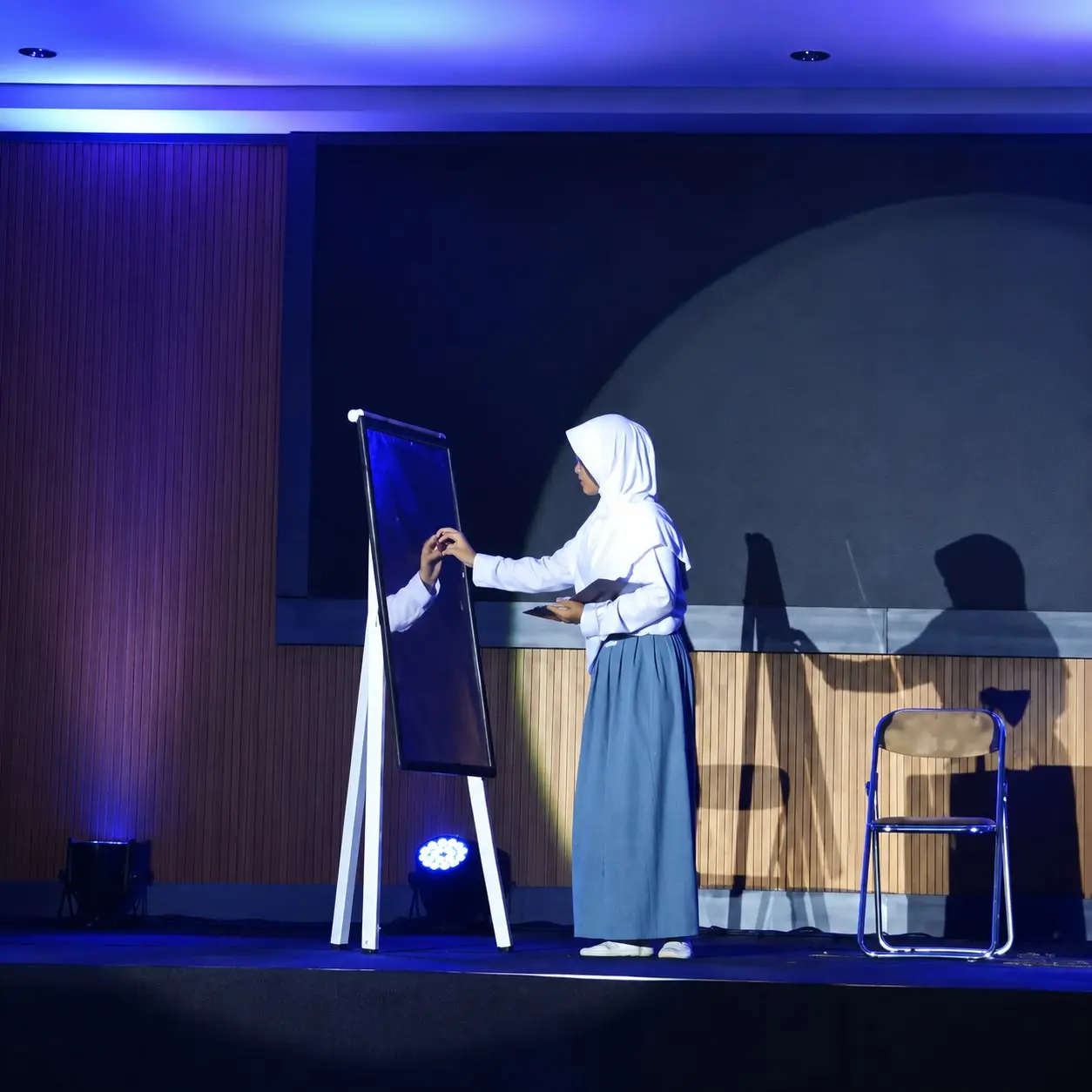 Penampilan naskah monolog "Kepadaku yang Berbeda" oleh peserta Lokakarya Penulisan Naskah Monolog dan Keaktoran "Dramaturgi Bahasa", Sabtu (26/9) malam.