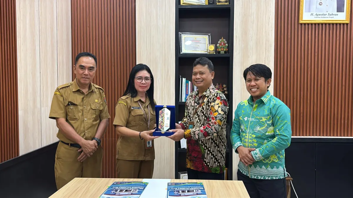 KERJASAMA :Plt. Kepala Dinas Perpustakaan dan Arsip Provinsi Kalimantan Tengah, Perawaty, S.Kep., Ners Direktur Poltekkes Kemenkes Palangka Raya, Dr. Agus Wijanarka, S.SiT., M.Kes, (kedua dari kanan)Kepala Unit Perpustakaan Arizal, S.I.Pust., M.I.Kom.(kanan) menunjukan dokumen kerjasama. FOTO HUMAS POLTEKKES