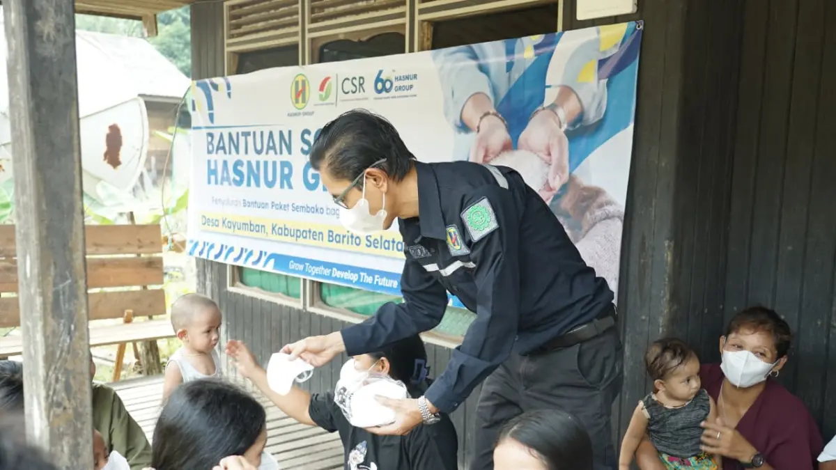 Government Relation Division Head Hasnur Group, Ahmad Riduan, saat turun langsung salurkan bantuan.(Humas)