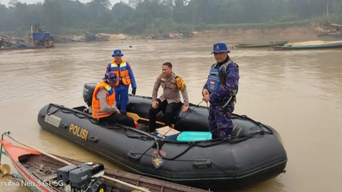 Tim SAR ketika melakukan penyisiran di DAS Katingan.(Humas)