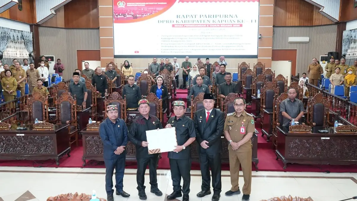 Bupati Kapuas HM Wiyatno memperlihatkan persetujuan Raperda Perubahan APBD 2026.(Humas)