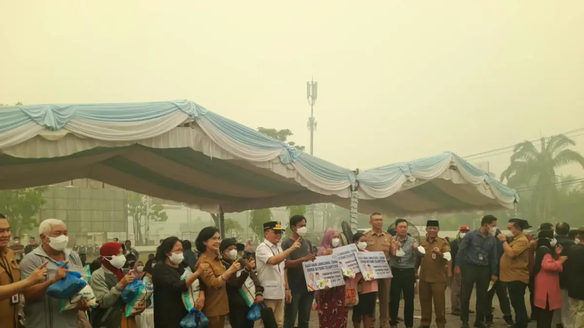 Gubernur Agustiar Sabran menyalurkan bantuan kepada warga Bukit Tunggal.(Fatih/kaltengpos.jawapos.com)
