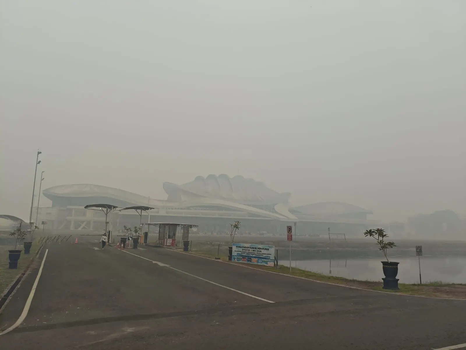 Kabut asap menyelimuti Bandara Tjilik Riwut Palangka Raya. (Husin/kaltengpos.jawapos.com)