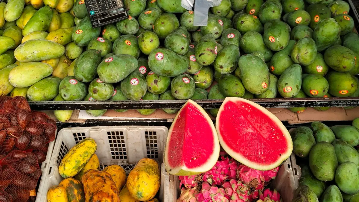 Omzet penjualan buah menurun selama kabut asap.(Andry/kaltengpos.jawapos.com)