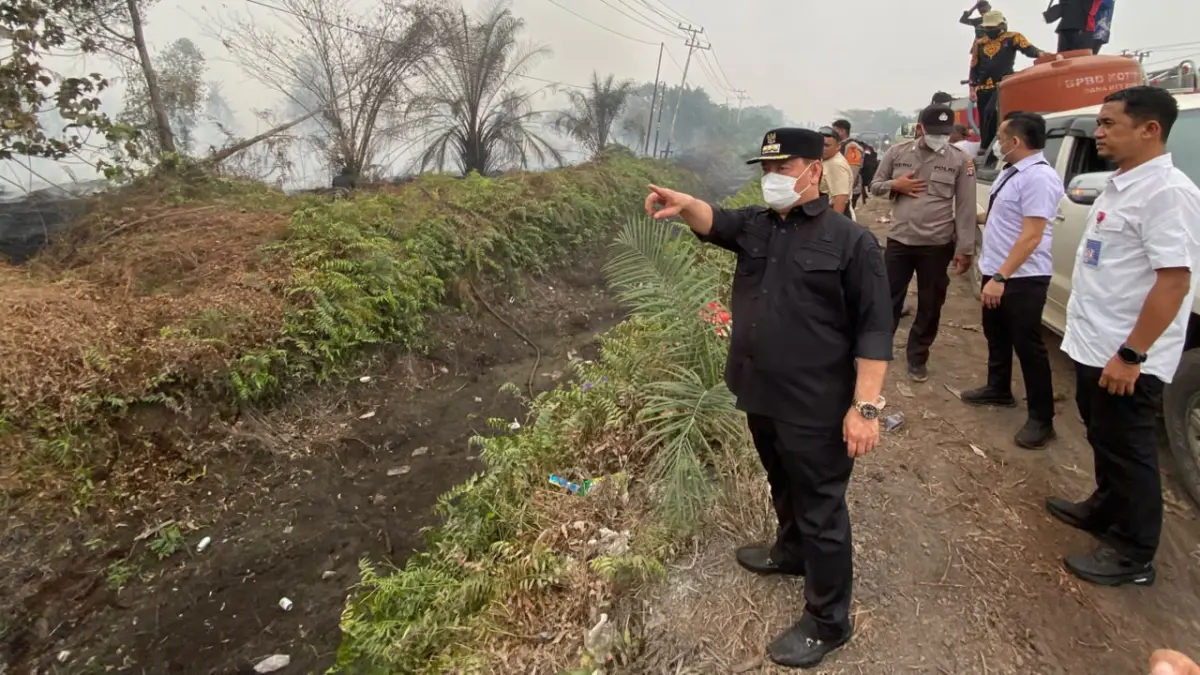 Bupati Kotim meninjau karhutla.(Miftahul Ilma/kaltengpos.jawapos.com)