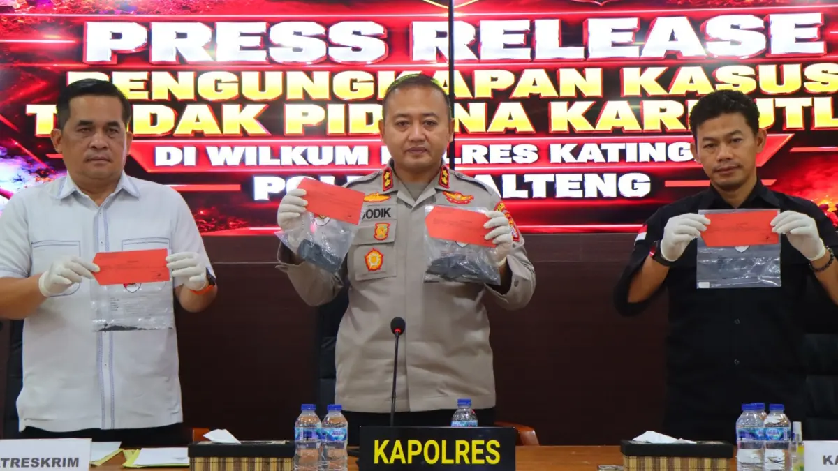 Kapolres Katingan AKBP Dodik Hartono memimpin rilis pelaku karhutl.(Humas)