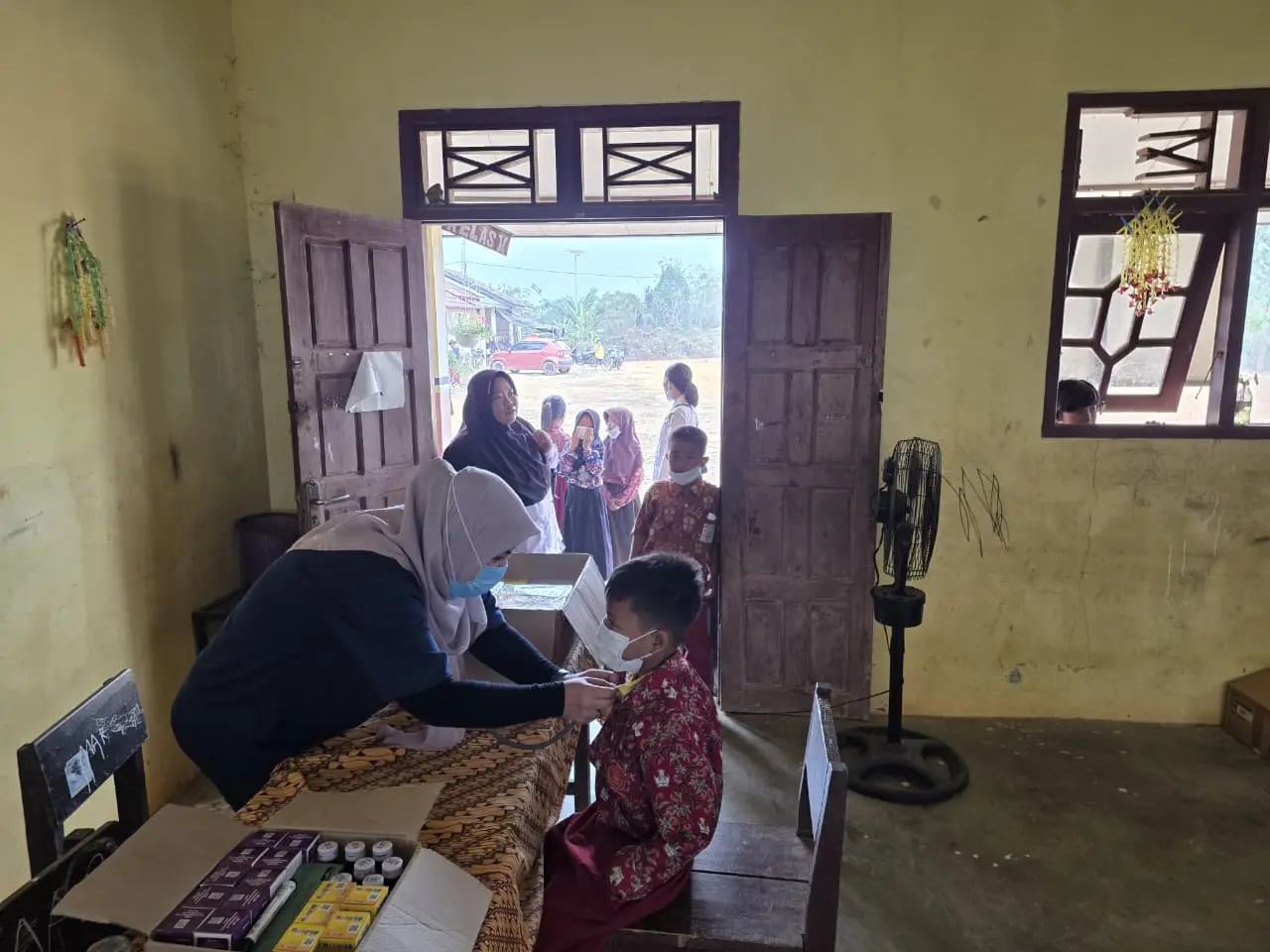 Pelayanan kesehatan yang diberikan kepada siswa dan guru SDN 1 Kapuk.