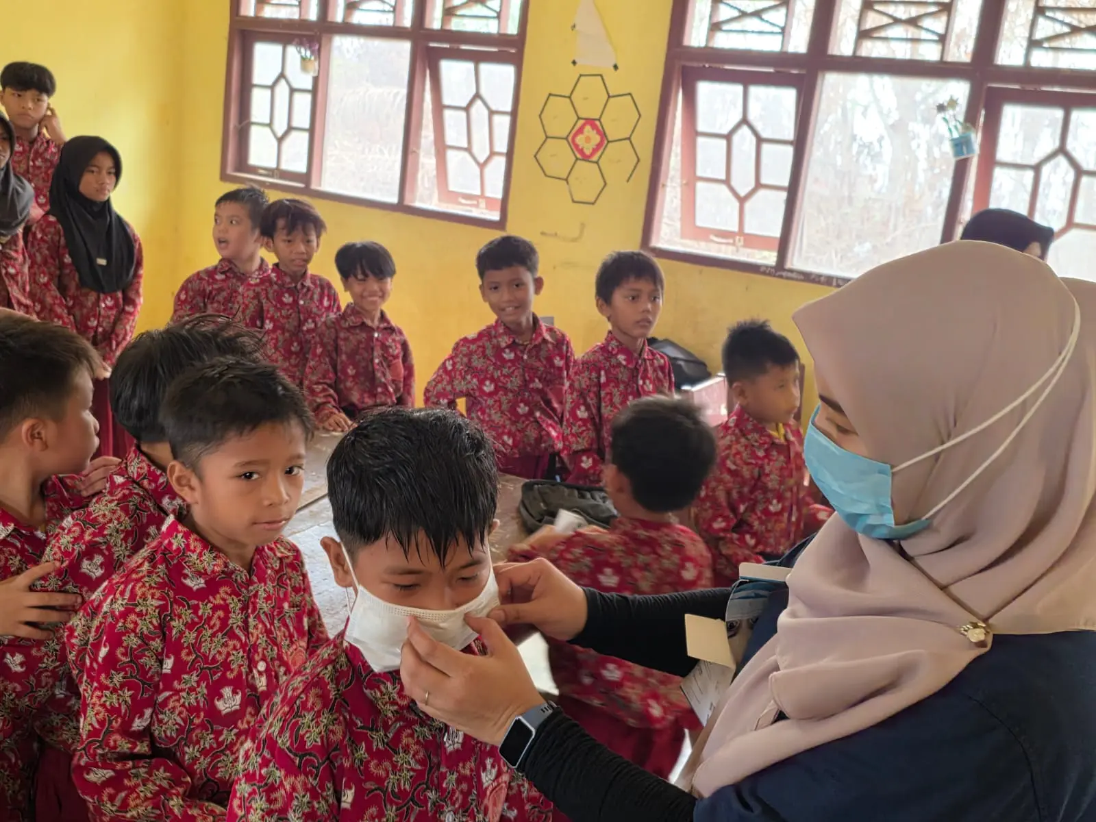 Pelayanan kesehatan yang diberikan kepada siswa dan guru SDN 1 Kapuk