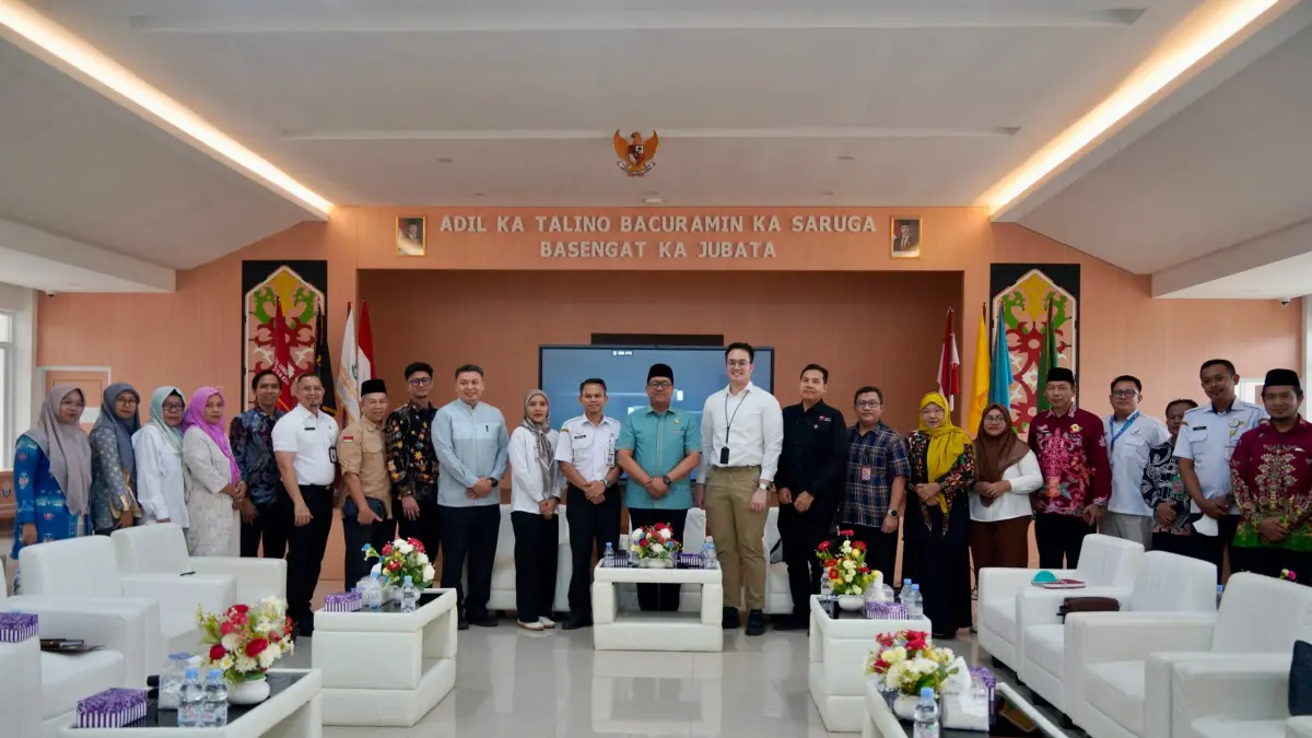 FOTO BERSAMA : Rektor UIN Palangka Raya yang sekaligus menjabat sebagai Direktur Manajemen Eksekutif Komite Daerah Ekonomi dan Keuangan Syariah (KDEKS) Provinsi Kalimantan Tengah, Prof. Dr. H. Ahmad Dakhoir, M.H.I. Foto bersama tamu undangan usai melaksanakan kegiatan Pembekalan Ekonomi dan Keuangan Syariah Daerah yang dilaksanakan di Aula Hasupa UIN Palangka Raya (30/09/2026).