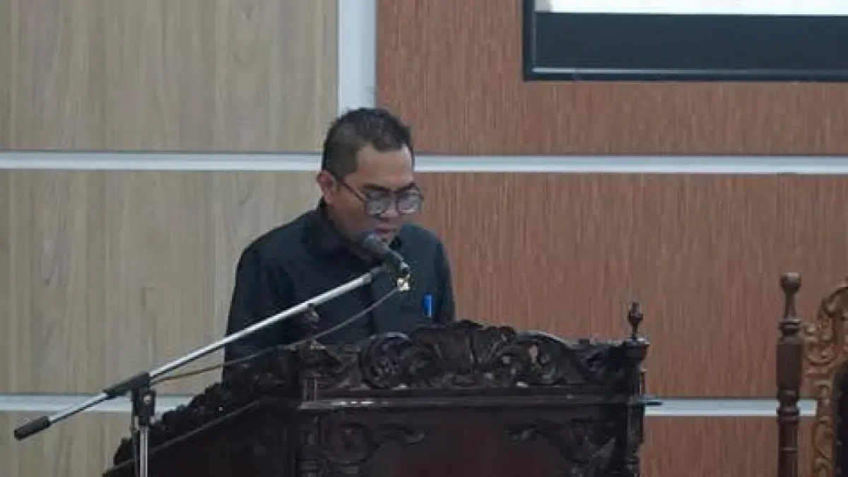Juru bicara anggota DPRD Kapuas Dapil I menyampaikan hasil reses saat paripurna.(Hunas)