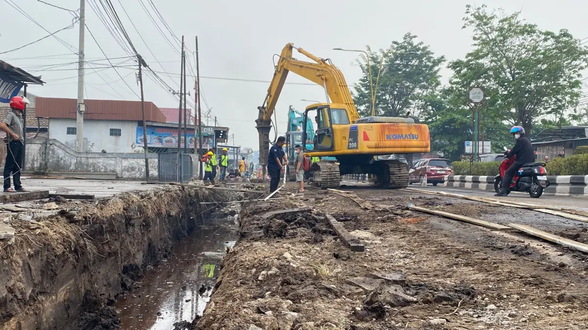 Pembangunan drainase Jalan DI Panjaitan.(Miftahul Ilma/kaltengpos.jawapos.com)