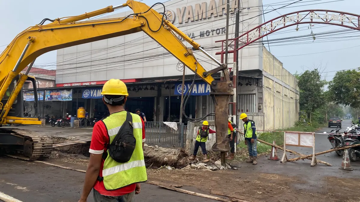 Pengerjaan drainase.(Miftahul Ilma/kaltengpos.jawapos.com)