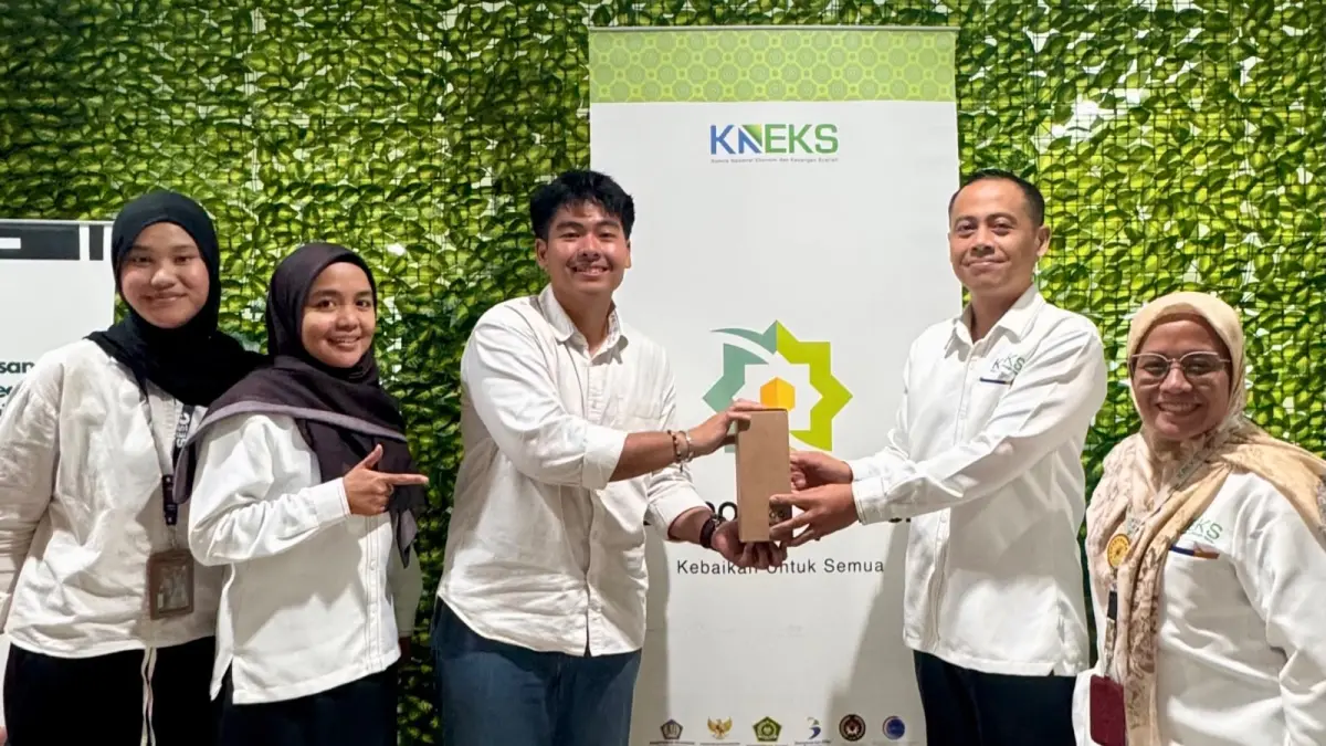 CINDERAMATA : Mahasiswa FEBI UIN Palangka Raya, Muhammad Rani mendapatkan CINDERAMATA dari KNEKS.
