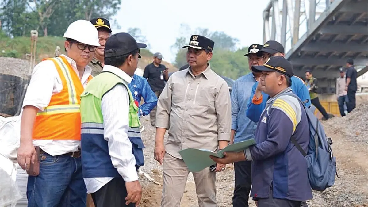 Bupati Barito Utara, H Shalahuddin meninjau langsung progres pembangunan fisik Jembatan Lemo.(Humas)
