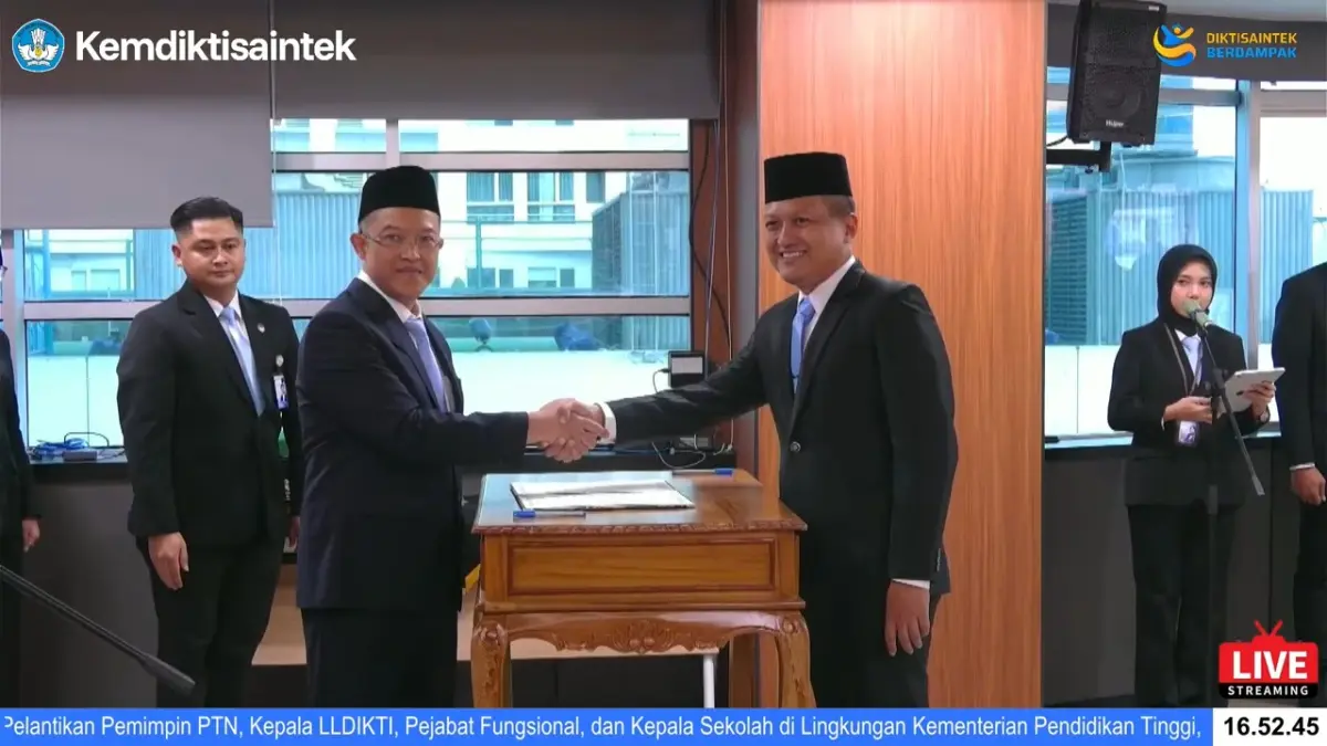 Sesjen Kemdiktisaintek, Prof Badri Munir Sukoco PhD (kiri) memberikan ucapan selamat kepada Prof Bhayu Rhama PhD setelah dilantik sebagai Rektor UPR.