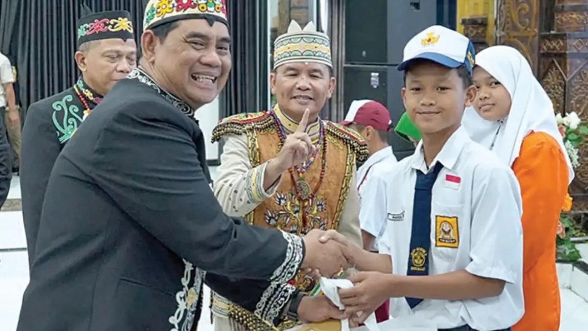 Penyerahan simnoli soal SIP PINTAR.(Reno/Kalteng Pos)