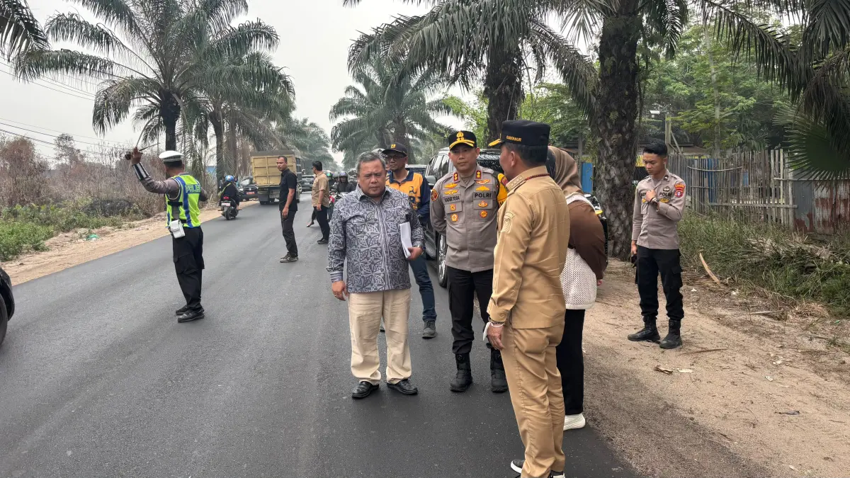 Gubernur Kalteng Agustiar Sabran bersama Wakil Bupati Kotim Irawati meninjau jalan Samuda-Sampit, Sabtu (10/10/2026).(Rifqi/Kalteng Pos)